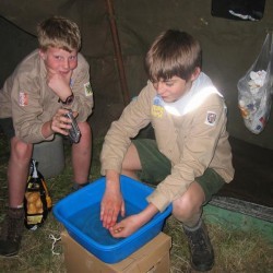 Het ziekenbankje in gebruik - Scouts en Gidsen Zaventem 